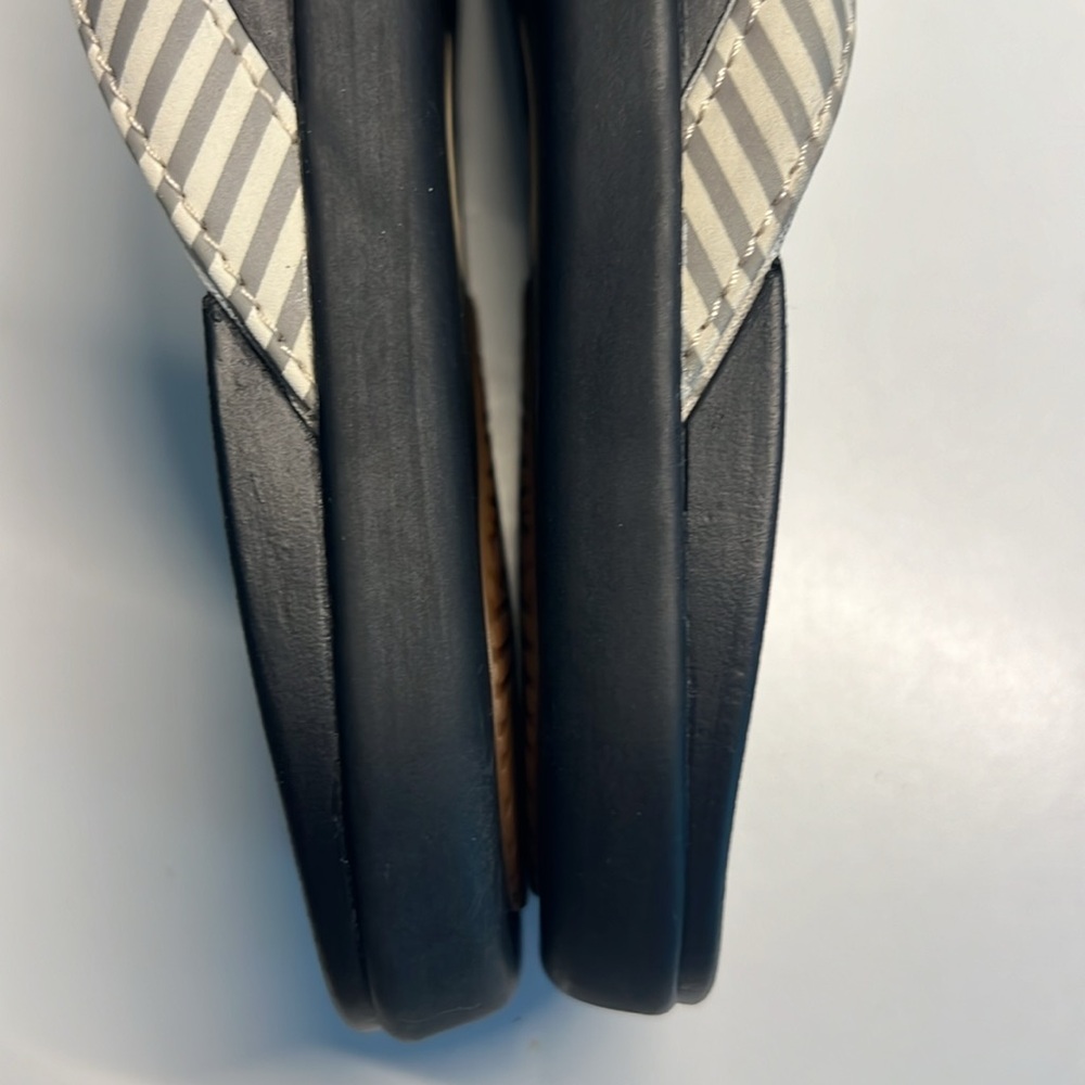 OLUKAI Ho’opio Bone / Stripe Women’s Size 7 - Picture 11 of 16